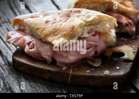 Pizza mit Mortadella auf hölzernen Hintergrund, Licht Stimmung Stockfoto