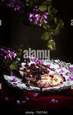 Apple und Berry Kuchen mit Blumenschmuck auf Mittelstücke, düstere Stimmung Stockfoto