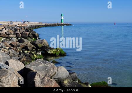 Maulwurf mit Leuchtturm, Warnemünde, Mecklenburg-Vorpommern, Deutschland Stockfoto