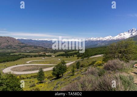 Ansicht der Carretera Austral mit schneebedeckten Gebirgszug, von Mirador Cerro Castillo, Region de Aysen, Patagonien, Chile Stockfoto