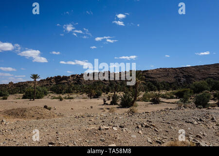 Ruinen einer alten Dorf in der Nähe der Autobahn mit einem felsigen Wüstenlandschaft auf einer Straße - Reise von Marrakesch, Fes, Marokko Stockfoto