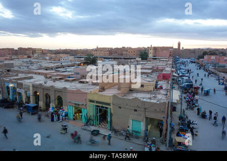 Rissani, Marokko - März 21., 2019: Ein Blick auf die Main Street mit beschäftigten einheimischen während des Sonnenuntergangs. Stockfoto