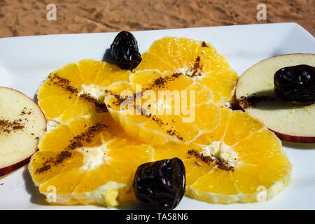 Berber oder Marokkanischen Dessert - frischen Orange und Apfel Scheiben mit Termine und Zimt in einem Cafe in der Nähe von Fes, Marokko serviert. Stockfoto