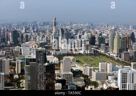 Blick von Maha Nakhon Tower, 314m, Stadt Panorama, Pathumwan und Watthana Bezirk, Royal Bangkok Sports Club, Baijoke Tower, Bang Rak Bezirk Stockfoto