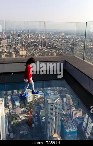 Kleines Mädchen auf dem Glas Skywalk, Glas Stock auf der Aussichtsplattform des Maha Nakhon Tower, Bang Rak District, Bangkok, Thailand Stockfoto