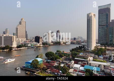 Blick auf die Stadt von Symbol Siam auf Lebua State Tower am Mae Nam Chao Phraya, Bang Rak Distrikt und Khlong San Stadtteil Thonburi, Bangkok, Thailand Stockfoto