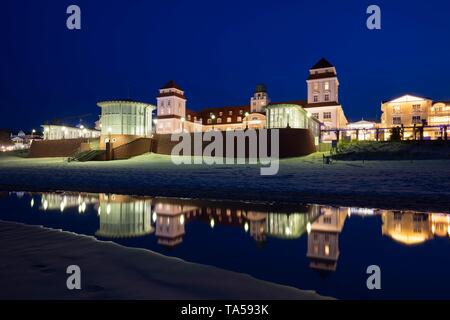 Beleuchtete spa Haus am Strand, mit dem Spiegelbild im Wasser in der Nacht, Ostseebad Binz, Insel Rügen, Mecklenburg-Vorpommern Stockfoto