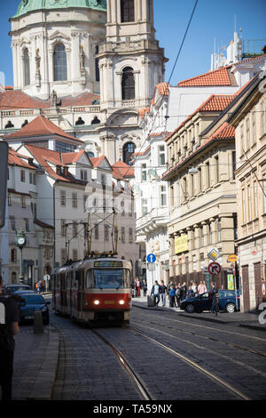 Tschechische Republik, Prag 16-04-2019: Menschen zu Fuß auf den Straßen. Eine lokale Straßenbahn fahren auf den Schienen. Mitte der Schuß Stockfoto