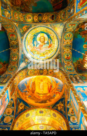 Sankt Petersburg, Russland, April 5, 2019. Kathedrale Unserer Retter auf verschüttetem Blut - Innenansicht von St. Petersburg Sehenswürdigkeiten. Mosaik von Christus Pantocr Stockfoto