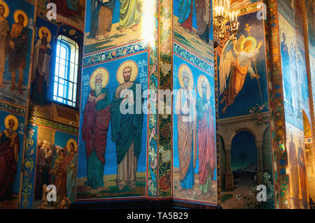 Sankt Petersburg, Russland, April 5, 2019. Kathedrale Unserer Retter auf verschüttetem Blut - Innenraum von St. Petersburg Sehenswürdigkeiten. Mosaiken der Apostel Johannes der Stockfoto