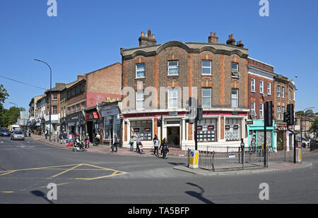 Forest Hill, South London, UK. Geschäfte und restauranrts an der Ecke der London Road und Gloucester Road. Eine wichtige Kreuzung auf der South Circular Road. Stockfoto