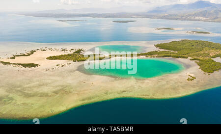 Tropische Insel mit Mangroven und türkisfarbenen Lagunen auf einem Korallenriff, Ansicht von oben. Fraser Island, marine Honda Bay, Philippinen. Atolle mit Lagunen und weißem Sand.