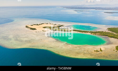 Tropische Insel mit Mangroven und türkisfarbenen Lagunen auf einem Korallenriff, Ansicht von oben. Fraser Island, marine Honda Bay, Philippinen. Atolle mit Lagunen und weißem Sand.