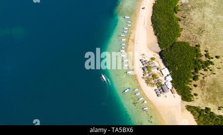 Starfish Island, Puerto Princesa, Palawan. Viele Boote am Strand, touristische Route. Island Hopping Tour bei Honda Bay, Palawan. Eine Insel mit weißem Sand mit Mangroven. Stockfoto