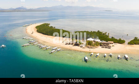 Starfish Island, Puerto Princesa, Palawan. Viele Boote am Strand, touristische Route. Island Hopping Tour bei Honda Bay, Palawan. Eine Insel mit weißem Sand mit Mangroven. Stockfoto