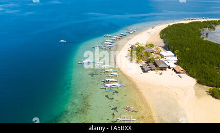 Starfish Island, Puerto Princesa, Palawan. Viele Boote am Strand, touristische Route. Island Hopping Tour bei Honda Bay, Palawan. Eine Insel mit weißem Sand mit Mangroven. Stockfoto