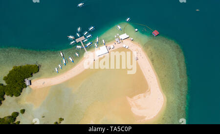 Island Hopping Tour bei Honda Bay, Palawan. Eine Insel mit weißem Sand mit Mangroven. Atoll mit einem weißen Insel, Ansicht von oben. Boote und Touristen auf dem Luli Insel Stockfoto