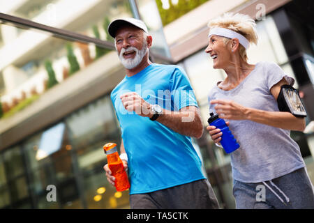 Ältere Frau und Mann läuft Fitness-Übungen Stockfoto