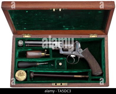 Ein percussion Revolver in seinem Fall, Daniel Leonard in Birmingham, um 1860 Nr. 272. Achteckige rifled Barrel mit Bohrung 9,5 mm Kaliber, auf Fass unterzeichnet. 6-shot Zylinder mit Akzeptanzzeichen, etwas in der Brustwarze. Rahmen und Abzugsbügel mit feinen floralen Gravur. Einteilige grip Fein kariert. Etwas bestoßen, leicht an Orten gesichtet. Länge 29 cm. Kommt im Fall (später) mit grünem Samt mit verschiedenen Accessoires, unter anderem Reinigungsstab, Kombination Werkzeug und Pulverflasche. Maße 36 x 19,5 x 6 cm, Additional-Rights - Clearance-Info - Not-Available Stockfoto