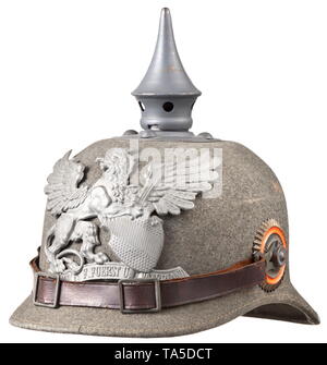 Feld - grau Ersatz Helm für Infanterie troopers, ca. 1916 Ersatz Feld-grauem Filz, komplett mit allen Halterungen im Feld - grau lackiertem Eisen, glatte Spike, Rundsockel mit gewölbten Bolzen, original Leder Kinnriemen auf die Schaltfläche 91, mit beiden KOKARDEN. Leder Innenfutter mit Loops (leicht beschädigt), Größe 56. Zeichen des Alters. Ungetragen Zustand. historischen, geschichtlichen, Baden, Deutsch, Deutschland, Süddeutschland, im Süden von Deutschland, 20. Jahrhundert, Additional-Rights - Clearance-Info - Not-Available Stockfoto