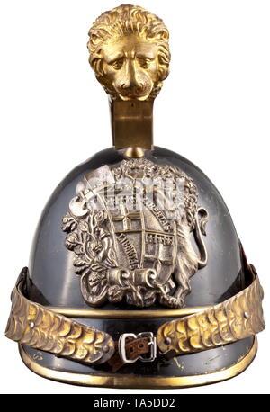 Ein Helm des Savoy horseguard Miliz, ca. 1850 Schädel aus schwarz lackiertem Messing. Vergoldete geprägten Kamm, vorne mit einem großen, aufwändigen Lion's Head Relief verziert. Versilbertes Emblem mit dem Großen Wappen von Savoyen, einteilige geprägte chinscales auf glatte Rosetten, links mit original Leder Kokarde, grün unterstrichenen Visiere. Gut erhaltene Futter der Ausschreibung aus braunem Leder (mit Schleifen). Anzeichen von Verschleiß und Alter. Nur leicht abgenutzt, in unberührter ursprünglicher Zustand. historischen, geschichtlichen, Italienisch, Europa, Europäischen, 19. Jahrhundert, Additional-Rights - Clearance-Info - Not-Available Stockfoto