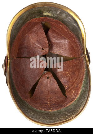 Ein Helm des Savoy horseguard Miliz, ca. 1850 Schädel aus schwarz lackiertem Messing. Vergoldete geprägten Kamm, vorne mit einem großen, aufwändigen Lion's Head Relief verziert. Versilbertes Emblem mit dem Großen Wappen von Savoyen, einteilige geprägte chinscales auf glatte Rosetten, links mit original Leder Kokarde, grün unterstrichenen Visiere. Gut erhaltene Futter der Ausschreibung aus braunem Leder (mit Schleifen). Anzeichen von Verschleiß und Alter. Nur leicht abgenutzt, in unberührter ursprünglicher Zustand. historischen, geschichtlichen, Italienisch, Europa, Europäischen, 19. Jahrhundert, Additional-Rights - Clearance-Info - Not-Available Stockfoto