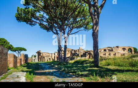 Cardo degli Aurighi (Straße der Wagenlenker) an der archäologischen Stätte der römischen Siedlung von Ostia Antica, den alten Hafen der Stadt Stockfoto
