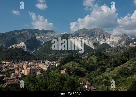 Panorama mit den Steinbrüchen von Carrara Stockfoto