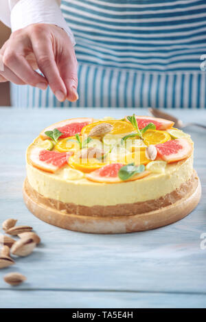 Rohe Zitrusfrüchte Kuchen mit Grapefruit, Orange, Limette und Zitrone mit Muttern und Minze. Kochen zu Hause gesund Sommer vegane Dessert Stockfoto