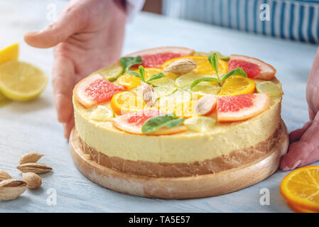 Rohe Zitrusfrüchte Kuchen mit Grapefruit, Orange, Limette und Zitrone mit Muttern und Minze. Kochen zu Hause gesund Sommer vegane Dessert Stockfoto