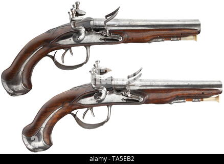 Ein französisches Paar double-barrel flintlock Pistolen, circa 1780 Parallel Fässer mit glatten Bohrungen in 13-mm-Kaliber. Bei den Hosen (gerieben) Ornamental mit Resten der Vergoldung eingraviert. Glatte flintlocks mit Blumen leicht geschnitzt Nussbaum stocks und glatte Eisen Möbel. Holz- Rammb ken mit Knochen Tipps ersetzt. Länge 31,5 cm. historischen, geschichtlichen, der Pistole, zivile Faustfeuerwaffen, Handheld, Waffe, Waffen, Schusswaffen, Feuer arm, Schusswaffen, Waffen, Waffen, Waffen, Waffen, arm, 18. Jahrhundert, Additional-Rights - Clearance-Info - Not-Available Stockfoto