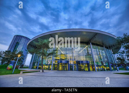 Auto Türme, Kundencenter VW Autotown, Wolfsburg, Niedersachsen, Deutschland, Autotürme, Kundencenter, VW Autostadt, Niedersachsen, Deutschland Stockfoto