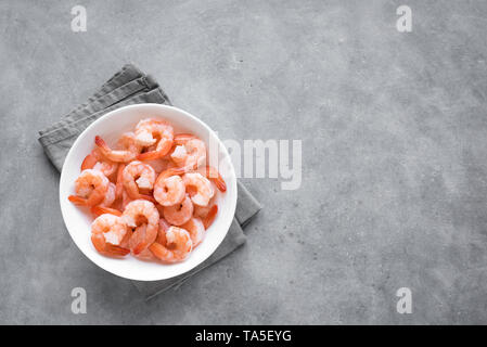 Garnelen in der Schüssel, Ansicht von oben, kopieren. Frische Meeresfrüchte Zutat - Garnelen Schwänze bereit für das Kochen. Gekochte Garnelen. Stockfoto