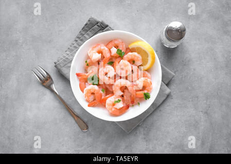 Garnelen in der Schüssel, Ansicht von oben, kopieren. Frische Meeresfrüchte Zutat - Garnelen Schwänze bereit für das Kochen. Gekochte Garnelen. Stockfoto