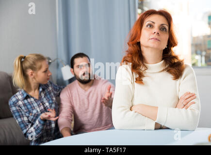 Junge schwere Paar hat eine Familie stressige Gespräch zu Hause Stockfoto