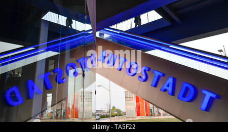 Rollende Treppe, VW Autotown, Wolfsburg, Niedersachsen, Deutschland, Rolltreppe, VW Autostadt, Niedersachsen, Deutschland Stockfoto