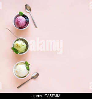 Eis Sortiment. Verschiedene Früchte und Beeren Eis auf rosa Hintergrund, kopieren. Gefrorener Joghurt oder Eis - gesunde Sommer Nachtisch. Stockfoto