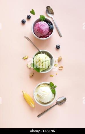 Eis Sortiment. Verschiedene Früchte und Beeren Eis auf rosa Hintergrund, kopieren. Gefrorener Joghurt oder Eis - gesunde Sommer Nachtisch. Stockfoto