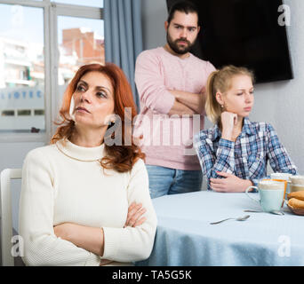 Junge schwere Paar hat eine Familie stressige Gespräch zu Hause Stockfoto