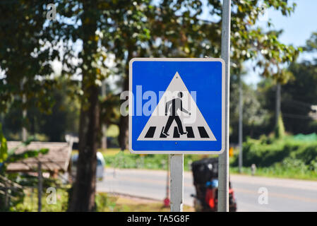 Schild Crosswalk/traffic sign Fußgängerüberweg blauen Hintergrund in den Straßenrand Stockfoto