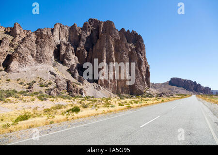 Landschaft und Aussicht auf die Ausläufer der Felsen in der Nähe RN 25, National Highway 25, Patagonien, Argentinien Stockfoto