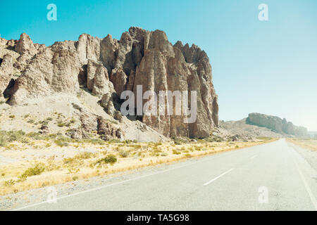 Landschaft und Aussicht auf die Ausläufer der Felsen in der Nähe RN 25, National Highway 25, Patagonien, Argentinien Stockfoto