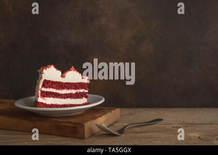 Red Velvet Cake. Stück Red Velvet Cake auf Holztisch, kopieren. Stockfoto