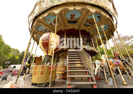 Aufnahme der klassischen Stil bunte spinnen Merry-go-round in Paris, Frankreich. Avenue Gustave V de eingepreßtem Muster, gleich neben dem Warschauer Brunnen und vor Stockfoto