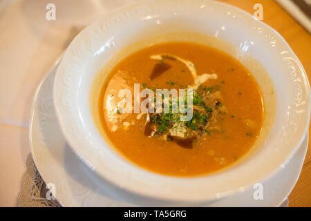 Orange Kürbis Suppe in einer Schüssel schön eingerichtet Stockfoto