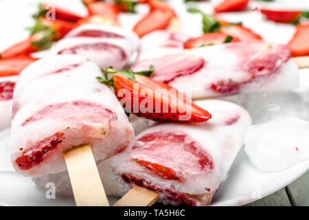 Natürliche saftige Erdbeere Eis am Stiel mit Joghurt. Erfrischendes eis Pops, Nahaufnahme Stockfoto