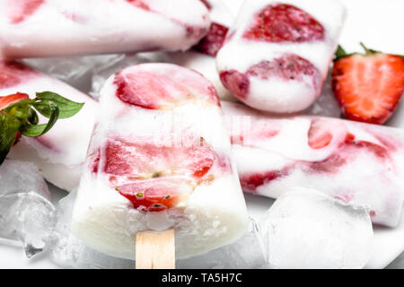 Natürliche saftige Erdbeere Eis am Stiel mit Joghurt. Erfrischendes eis Pops Stockfoto