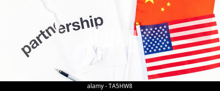 Kreative, oben flach von China und USA-Flagge und zerbrochenen Partnerschaft Vertrag mit Stift und kopieren Sie Speicherplatz auf weißem Hintergrund im minimalistischen Stil. Konzept Stockfoto