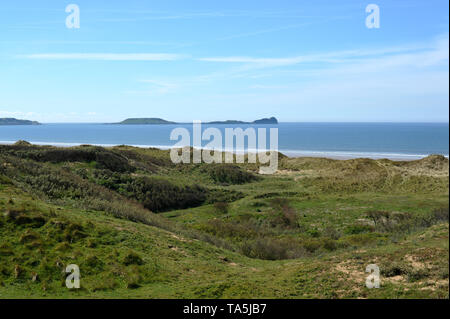 Blick über llangennith Strand Würmer Kopf, stabilisiert die Dünen im Vordergrund und weniger abgerundete Sanddünen am Meer ausgesetzt. Stockfoto