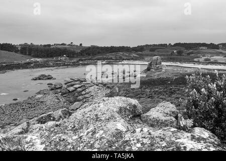 Porth Hellick aus Carn Nore, St. Mary's, Isle of Scilly, UK: Schwarz und Weiss Stockfoto